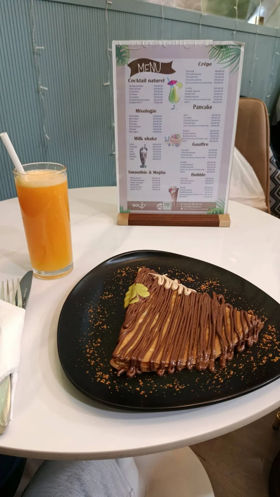 Crêpe au chocolat et jus chez SOLYT Café