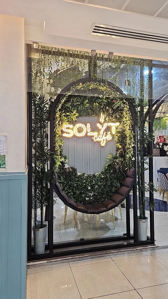 Décor végétal de SOLYT Café